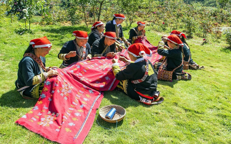 La culture de Sapa avec des récits de la vie et des traditions des ethnies des hauts plateaux du Nord 15 Education Bridges Past And Future, Strengthening Sapa Culture