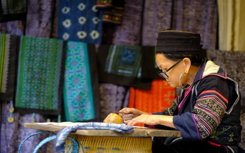 La culture de Sapa avec des récits de la vie et des traditions des ethnies des hauts plateaux du Nord 14 Supporting Artisans Strengthens Sapa Ethnic Minority Culture And Heritage